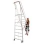 Klettermax Universal Plus aluminijasta podestna lestev Mod. UP826 – število stopnic: 7, dolžina lestve: 2,75 m, delovna višina: 3,45 m, višina podesta: 1,65 m, spodnja širina: 0,73 m, izteg: 1,50 m