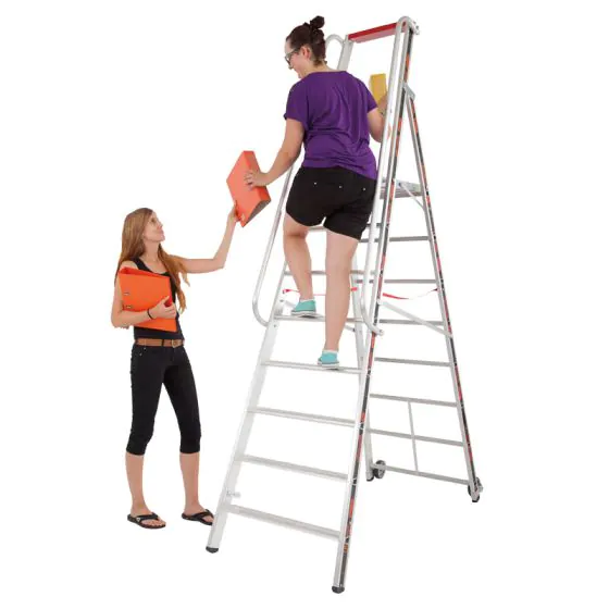 Klettermax Universal Plus aluminijasta podestna lestev Mod. UP826 – Število stopnic: 5, Dolžina lestve: 2,25 m, Delovna višina: 3,00 m, Višina podesta: 1,20 m, Spodnja širina: 0,67 m, Izteg (osnovna dolžina pri postavitvi): 1,20 m